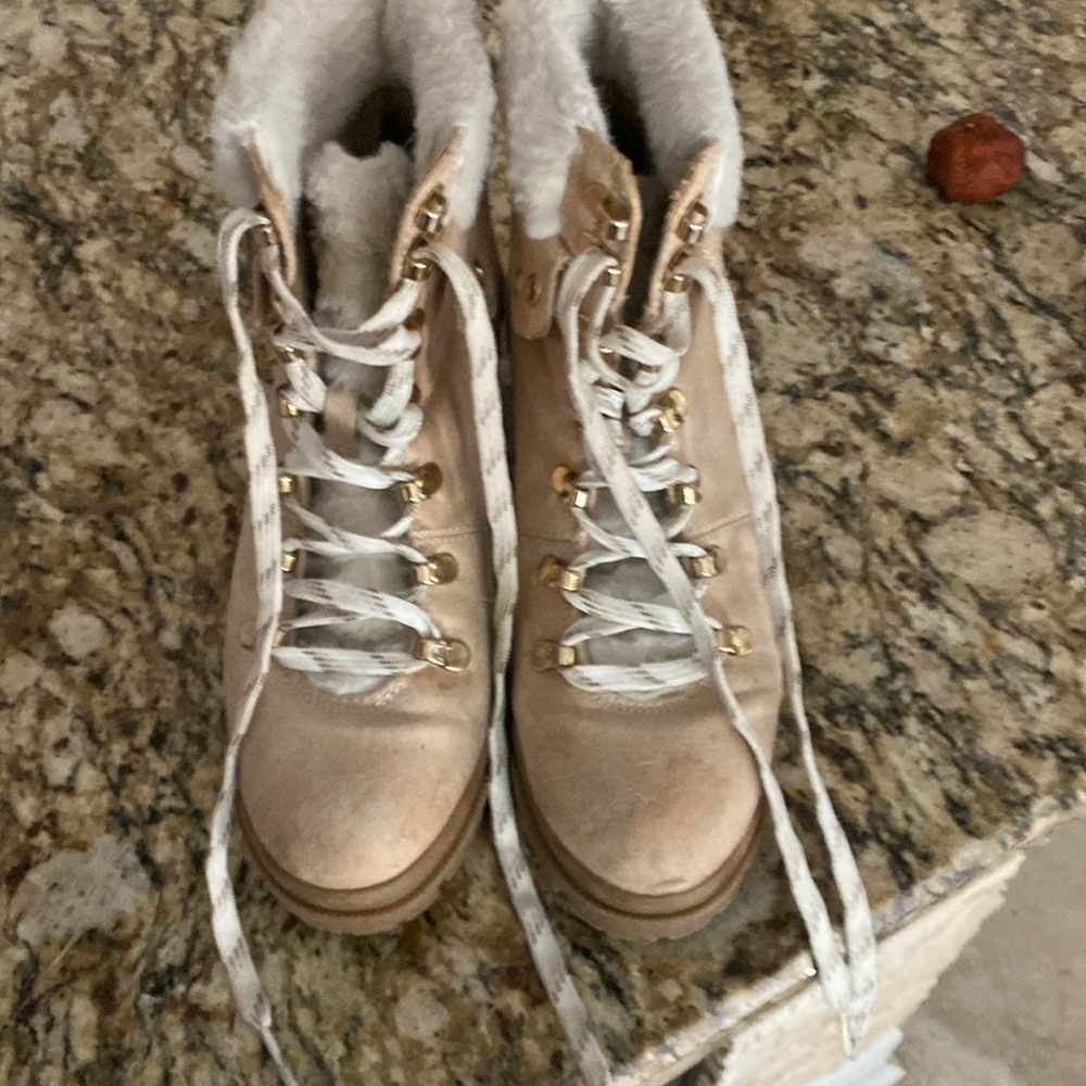 Great ankle boots, very cozy.